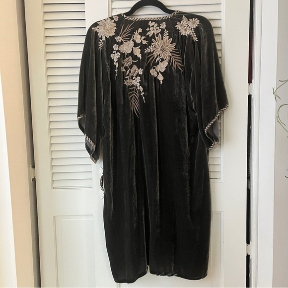 Johnny Was Othilia Embroidered Silk Velvet Kimono Sleeve Dress Gray Sz S - Picture 5 of 15
